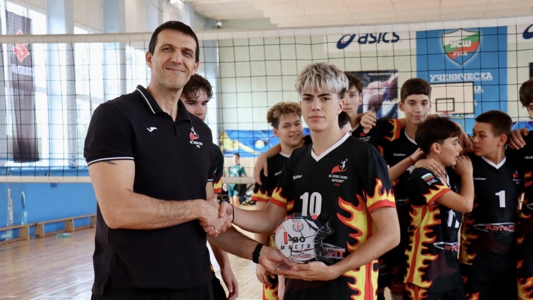 Зала „Ялта“ в Русе бе арена на двудневната волейболна надпревара „За купата на кмета“