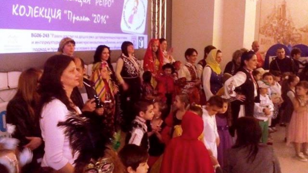 Спектакъл 'Pret a porter дебют на млади етно-дизайнери' събра над 200 деца