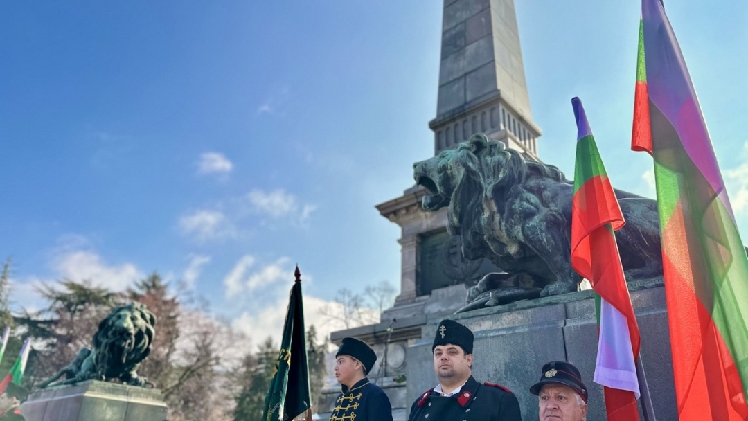 Русе отбеляза 3 март с тържествена церемония и шествие с 900-метров трибагреник