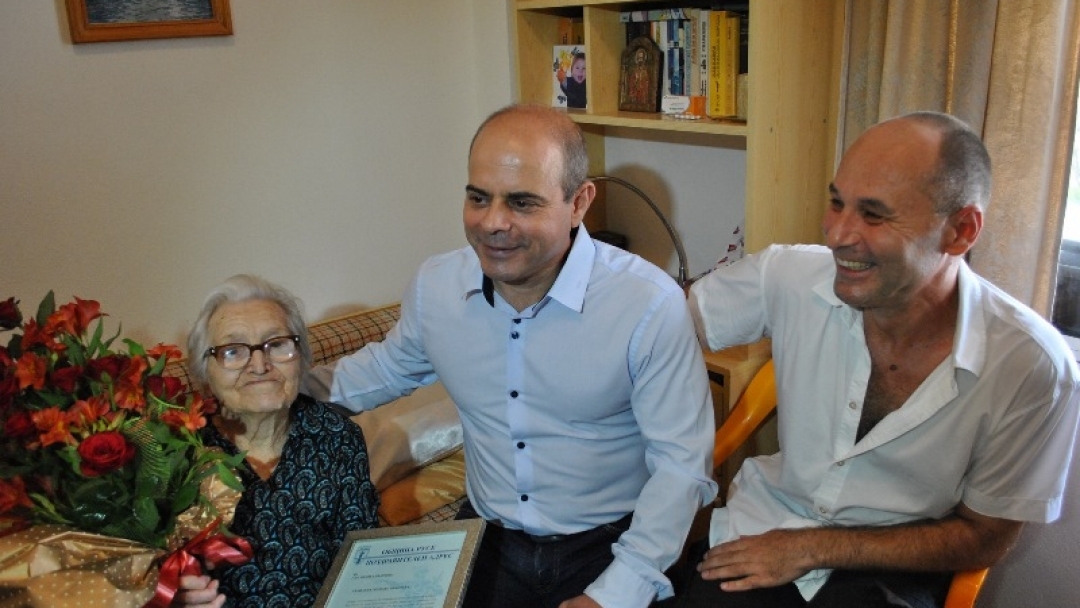 Кметът Пламен Стоилов поздрави 100-годишната баба Иванка