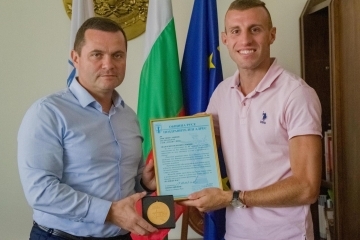 Two-time World Champion Hristian Stoyanov received an award from Mayor Pencho Milkov