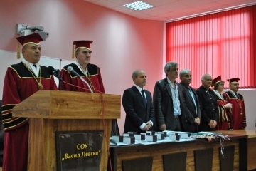 Кметът Пламен Стоилов връчи дипломи на отличниците от СОУ „Васил Левски“