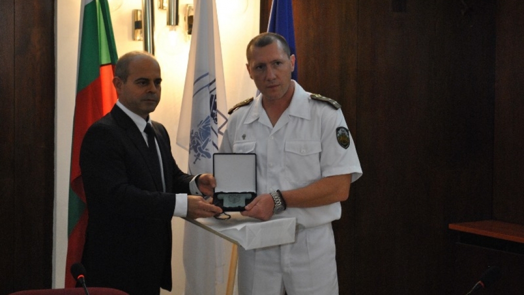 Кметът Пламен Стоилов награди трима военнослужещи по повод 135-та годишнина от създаването на военноморските сили