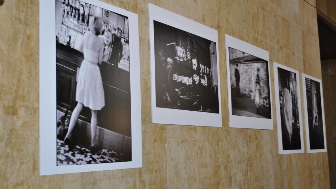 Изложба представя мигове от живота на скитници в Париж 