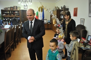 Малки коледари сурвакаха наред в Общината