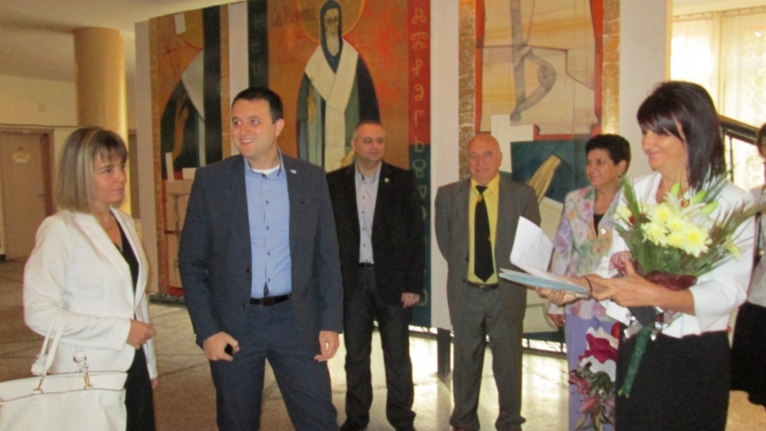 Знамена с логото на кампанията "Русе - град на свободния дух" подари Общината на всички русенски училища