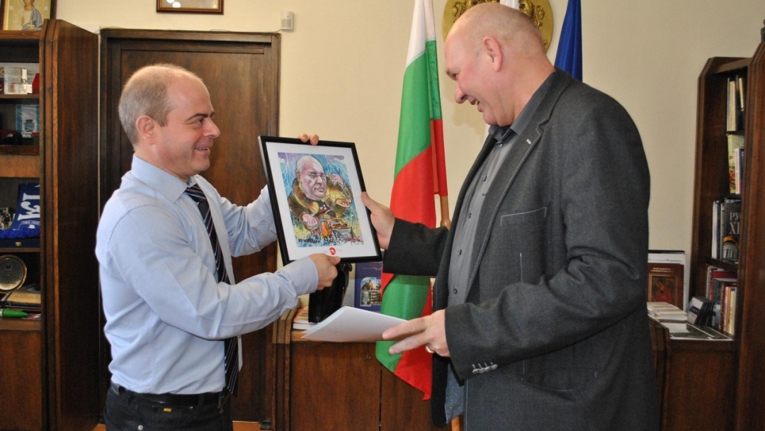 Двама общински директори и новия ръководител на РДНСК поздрави днес кметът Пламен Стоилов 