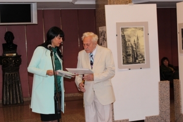 Арх. Живка Бучуковска поздрави арх. Спиридон Ганев на откриването на изложбата му в Русе