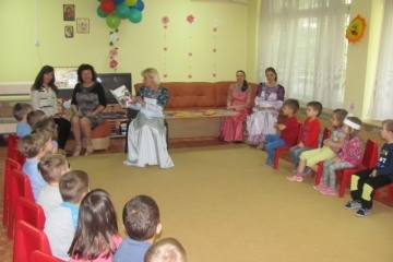Феите на буквите и приказките гостуваха в ДГ „Слънце“