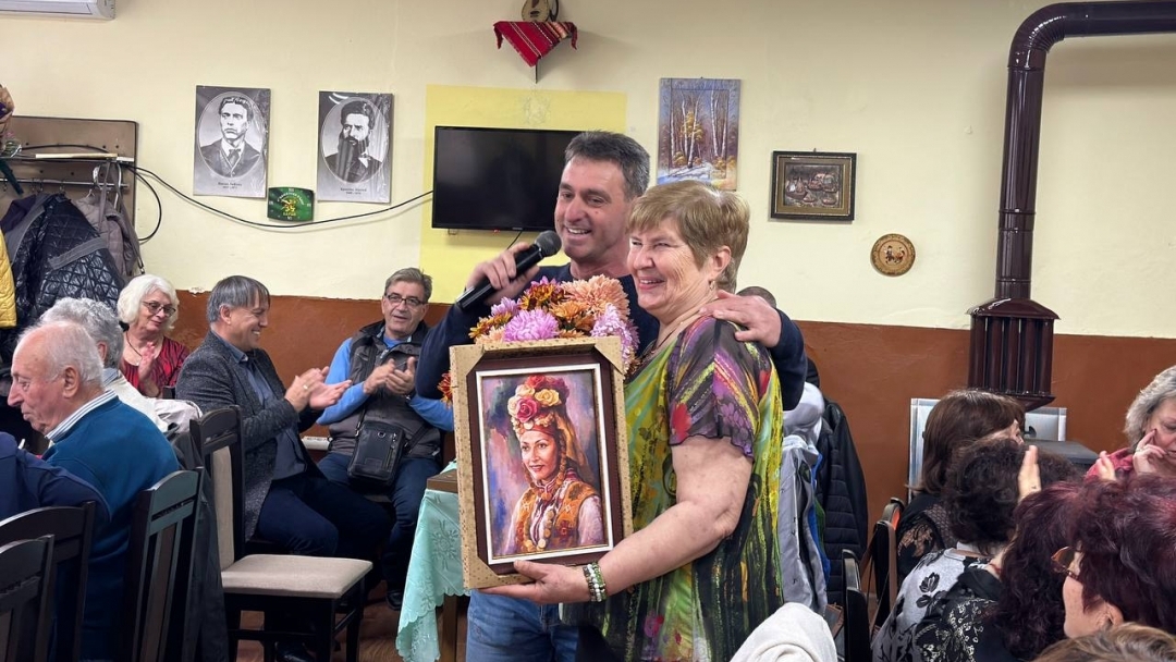 Пенчо Милков поздрави Пенсионерски клуб "Надежда" в Николово за юбилея му