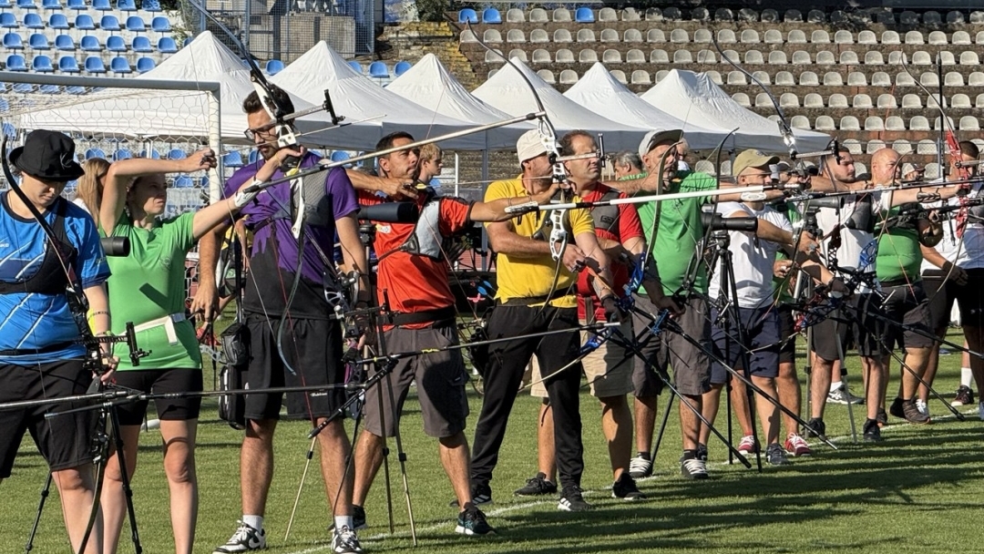 Стрелци от 13 до 70 години се състезават в турнира "Дунавски стрели"