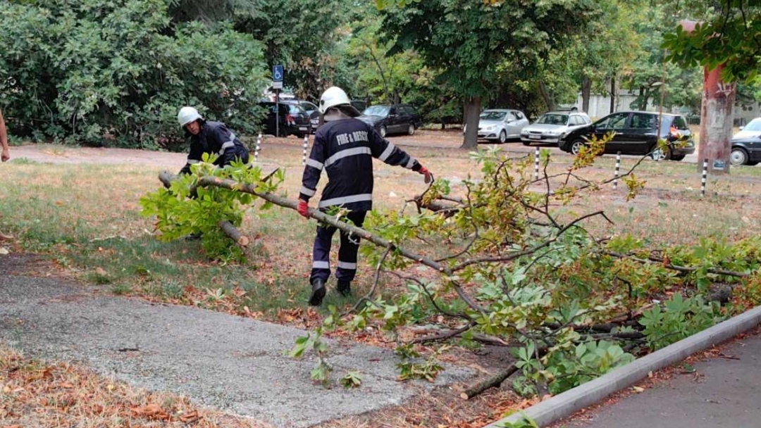 Екипи на Пожарната и общинските служби в Русе отстраняват щетите след мощния шквал 