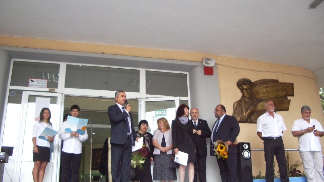 Знамена с логото на кампанията "Русе - град на свободния дух" подари Общината на всички русенски училища