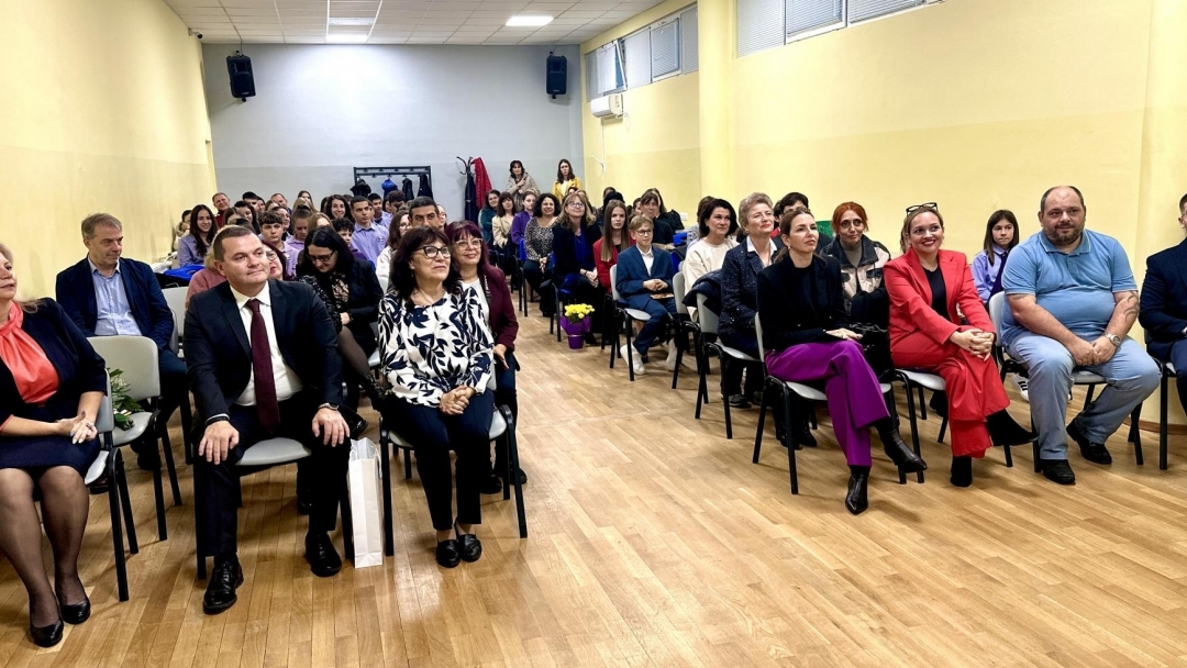 Учителката Галина Панова превърна коридор в Дойче шуле в художествен разказ за българския дух