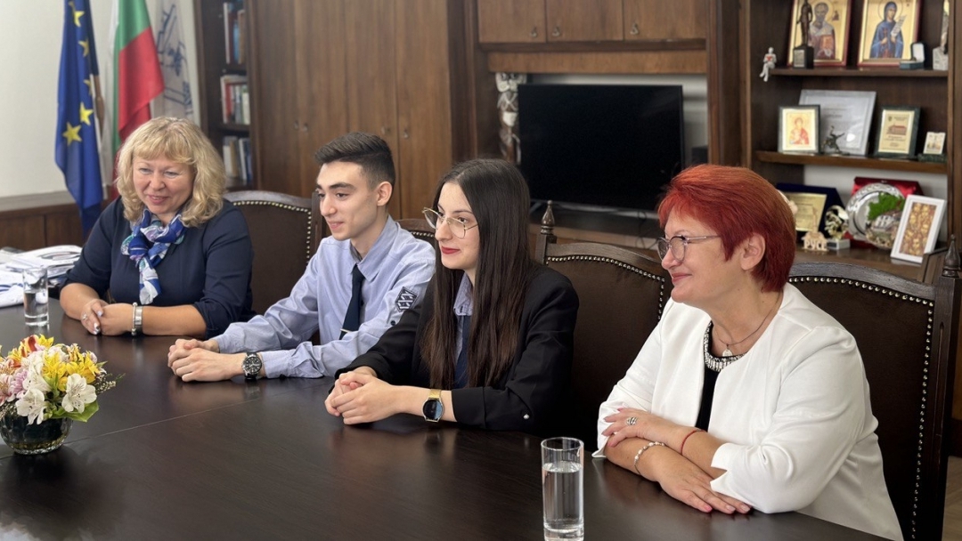 Пенчо Милков се срещна с учениците от Математическата гимназия, участвали в „Стани богат“ 