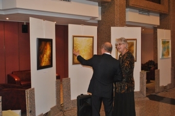 Кметът Пламен Стоилов поздрави Виолета Радкова по повод поредната й изложба „Малка нощна музика“