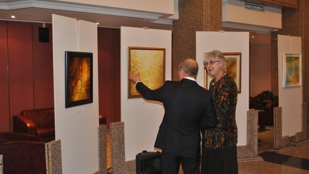 Кметът Пламен Стоилов поздрави Виолета Радкова по повод поредната й изложба „Малка нощна музика“