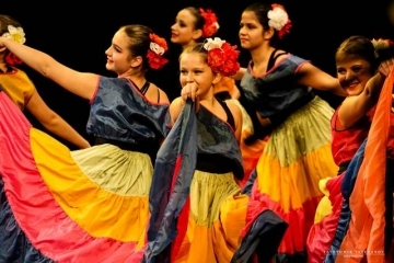 Коледен концерт на Младежкия дом препълни Доходното здание