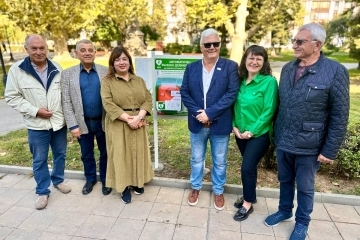 Нов дефибрилатор на пл. „Княз Александър Батенберг“ разширява мрежата за спешна реакция в Русе