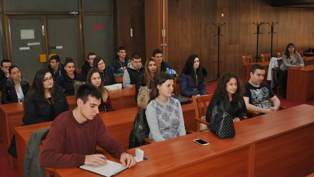 Кметът Пламен Стоилов се срещна с бъдещи юристи от РУ "Ангел Кънчев"