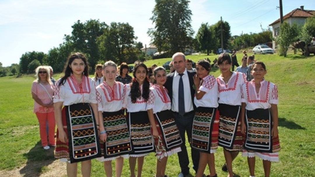 Пламен Стоилов и Венета Недева откриха спортна и детска площадка в Хотанца