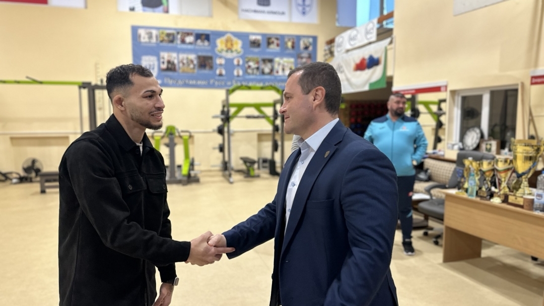 Кметът Милков посрещна 8-кратния европейски шампион по бокс Радослав Росенов