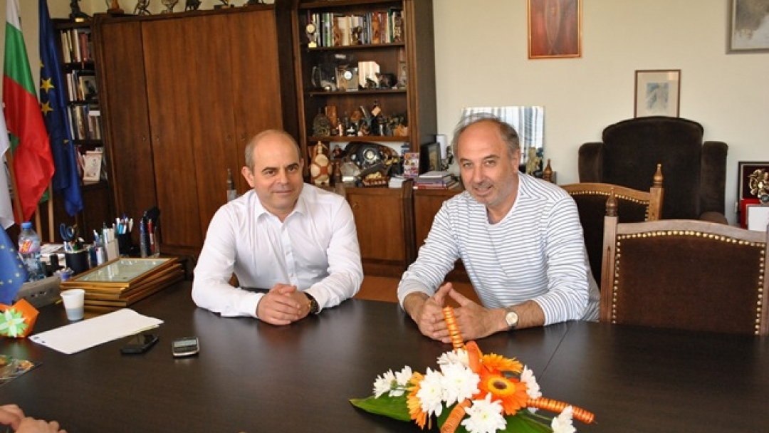 Кметът Пламен Стоилов връчи златна значка“Русе“ на актьора Николай Урумов