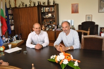 Кметът Пламен Стоилов връчи златна значка“Русе“ на актьора Николай Урумов