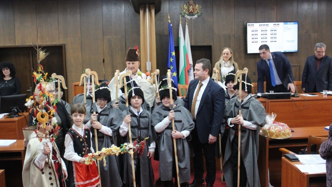 Коледари от ОУ "Христо Смирненски" наричаха за здраве в последната сесия на Общинския съвет за 2019 г.