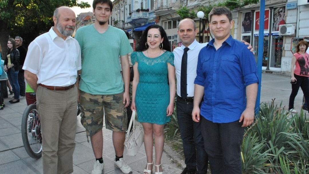 Кметът Пламен Стоилов връчи Награда за иновации на преподавател по информатика