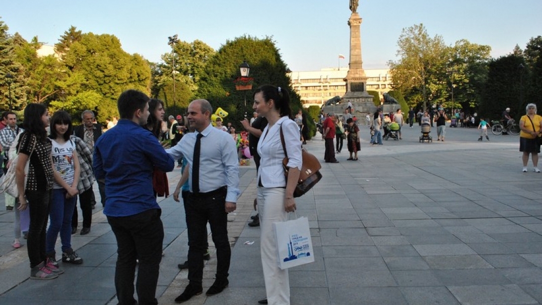 Кметът Пламен Стоилов връчи Награда за иновации на преподавател по информатика