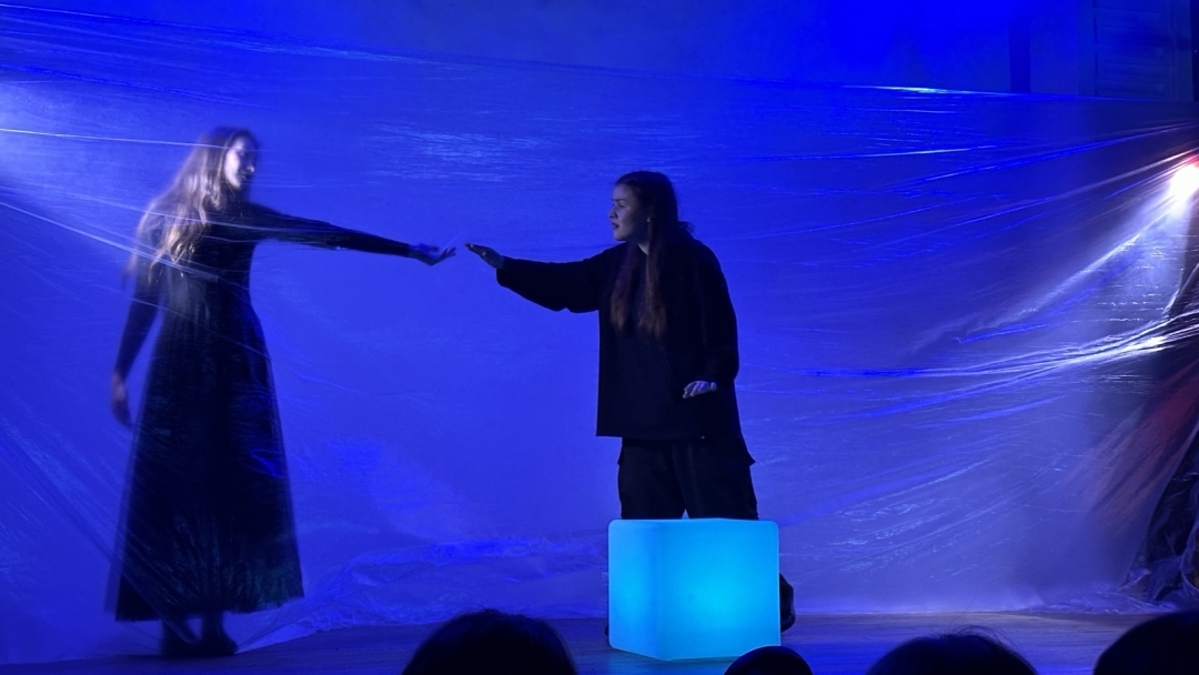 Спектакълът „Осмият цвят“ постави темите за насилието и за силата на доброто