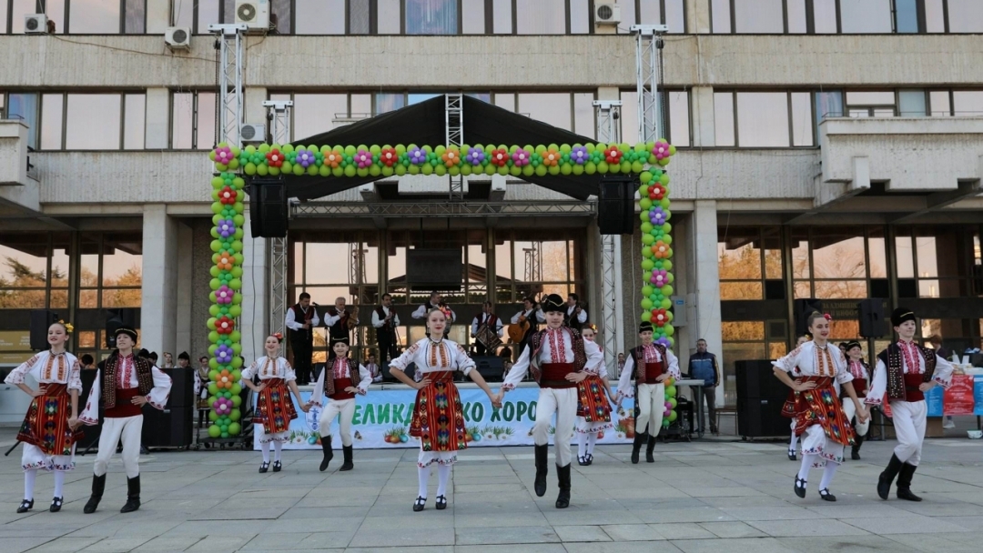 Великденско хоро се изви на площада в Русе