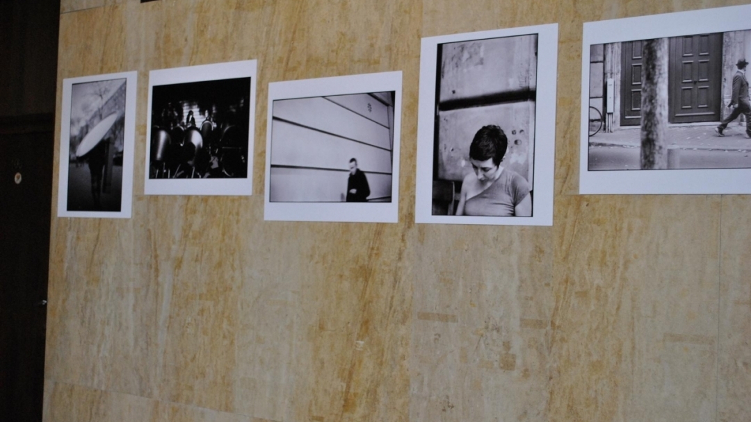 Изложба представя мигове от живота на скитници в Париж 