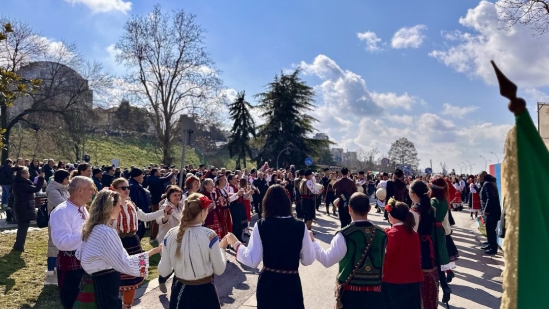 Русе отбеляза 3 март с тържествена церемония и шествие с 900-метров трибагреник