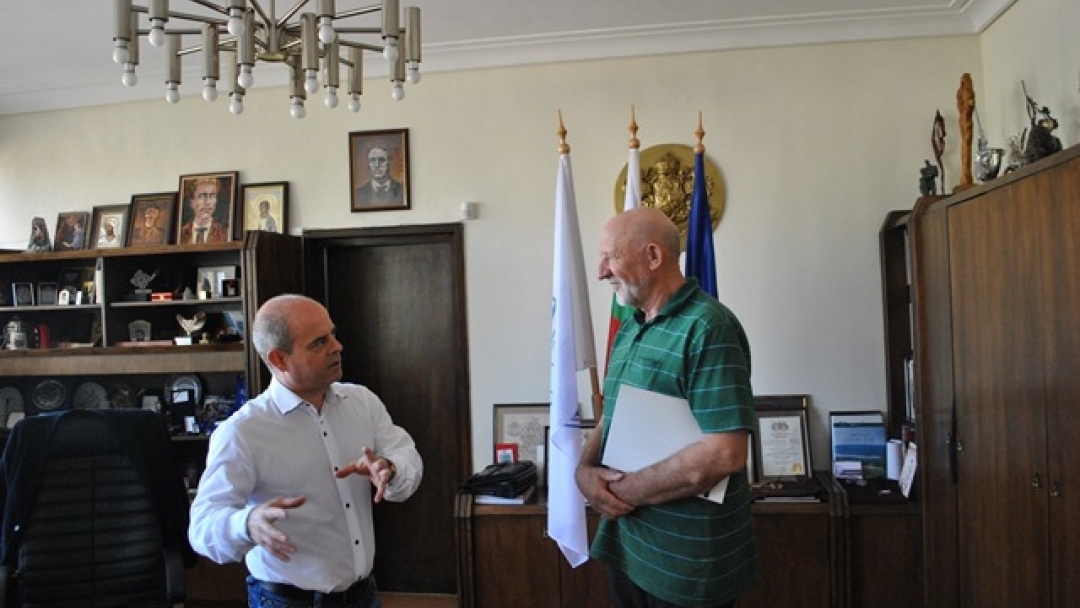 Почетна грамота за кмета Пламен Стоилов от БЧК