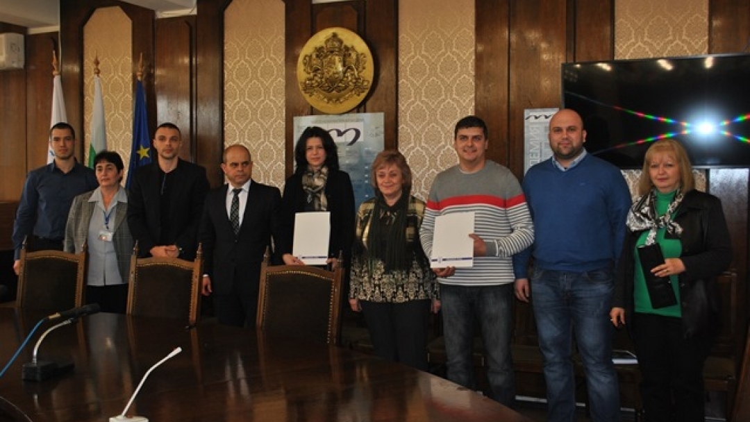 Кметът подписа първите два договора по Националната програма за енергийна ефективност