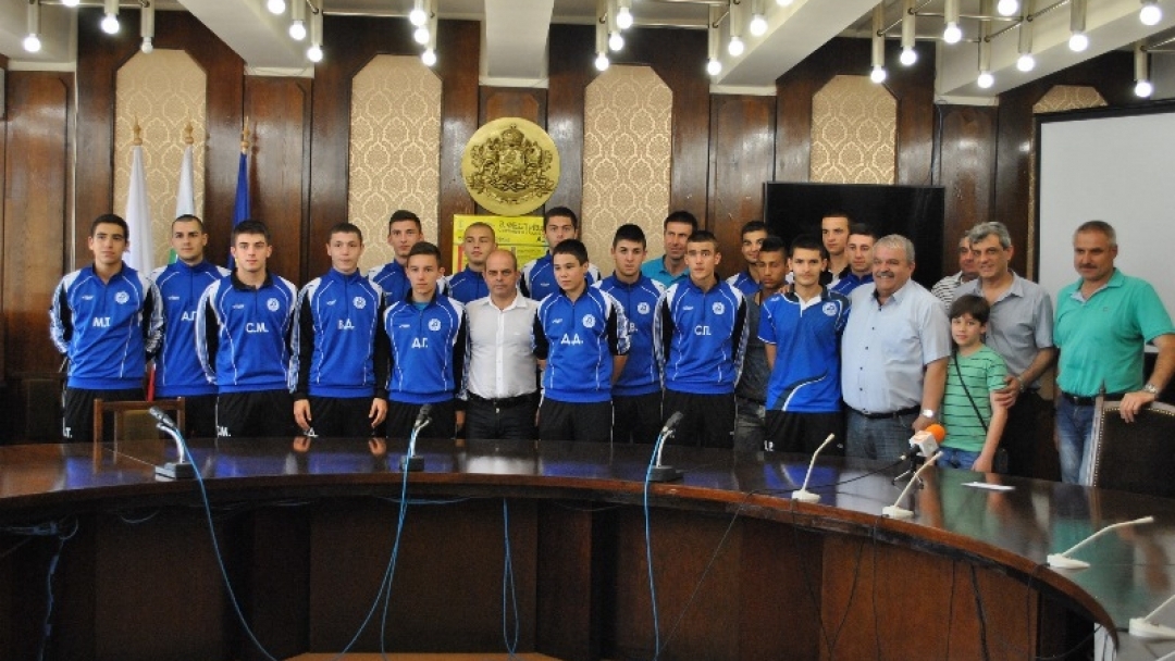 Кметът Пламен Стоилов награди 17-годишните футболисти на ФК „Дунав“