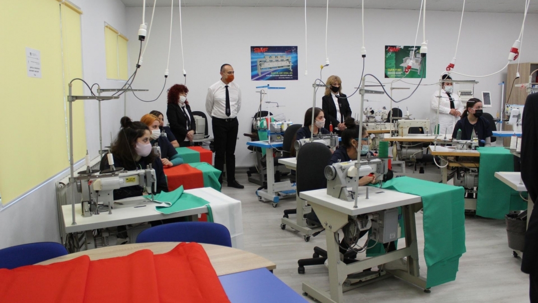 ПГ по облекло в Русе ще развива бъдещи модни иноватори в новия си STEM център