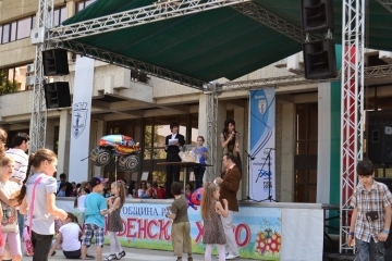 Великденско хоро събра стотици русенци в центъра на града 