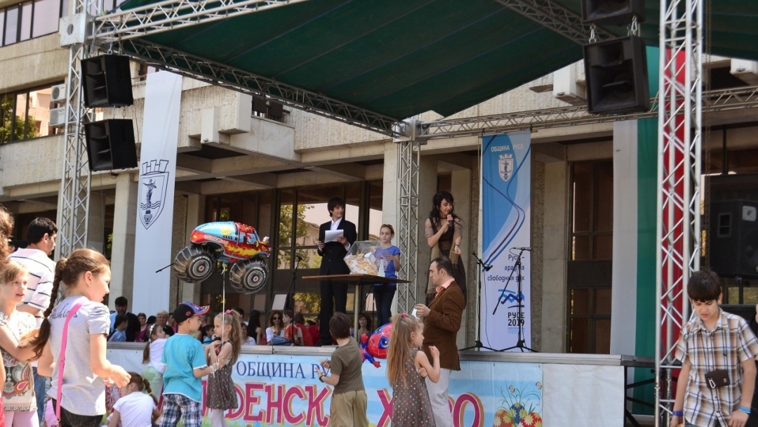 Великденско хоро събра стотици русенци в центъра на града 