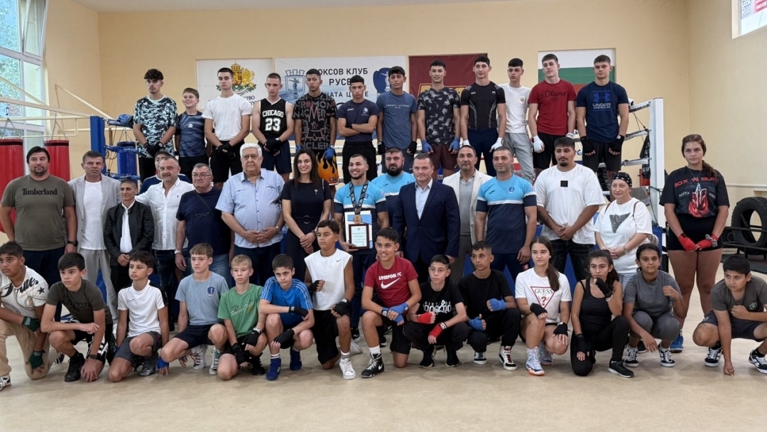 Mayor Pencho Milkov awarded the bronze medalist from the World Boxing Championships Radoslav Rosenov