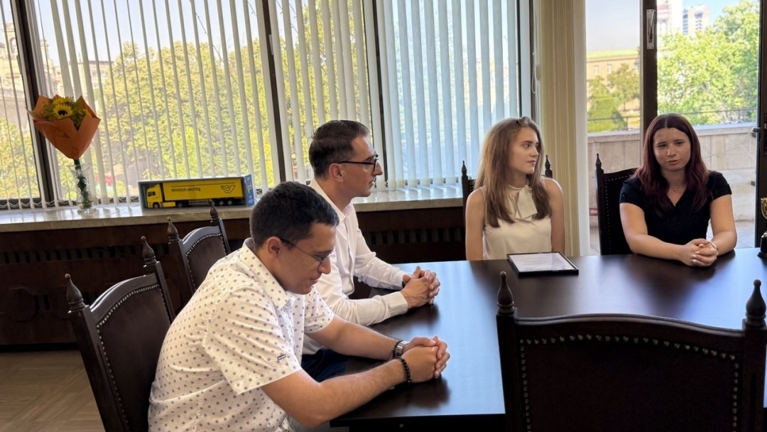 Кметът Пенчо Милков отличи две ученички със сертификати за успешно проведен стаж в Община Русе