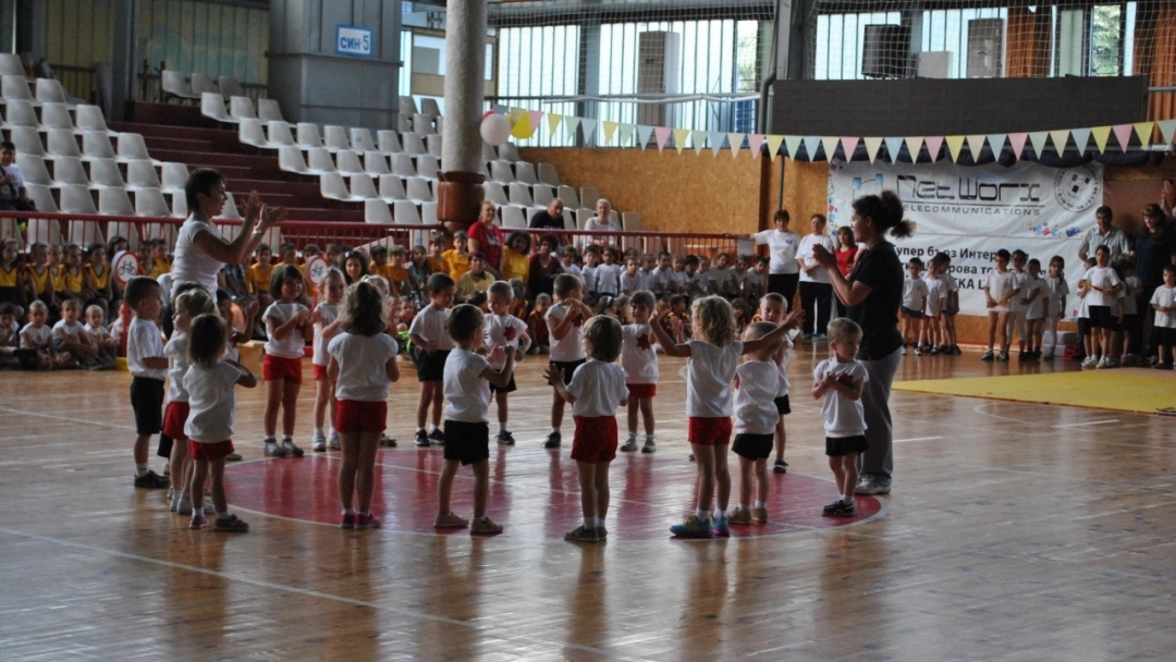 260 деца участваха в спортния празник на детска градина „Незабравка“