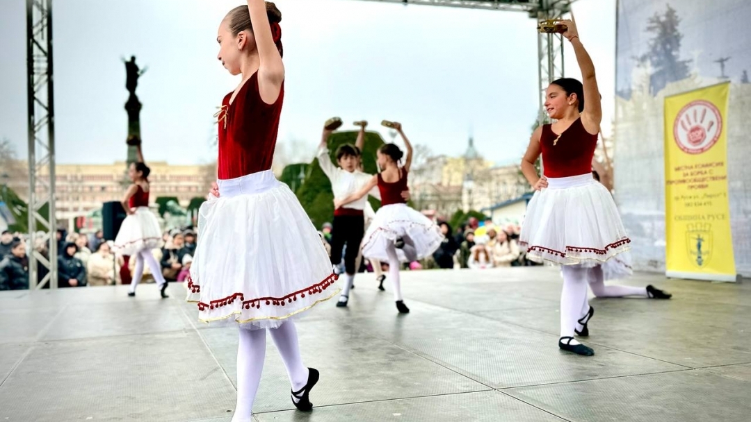 Стотици русенци пяха заедно с Братя Аргирови по време на концерта „Не на насилието, да на доброто!“ 