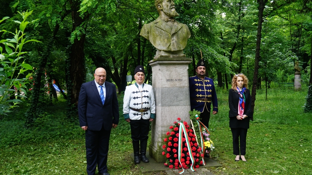 Русенци и българската общност в Букурещ почетоха паметта на Христо Ботев