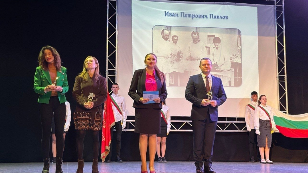 Пенчо Милков отличи Гимназията по туризъм за 75 г. от нейното основаване