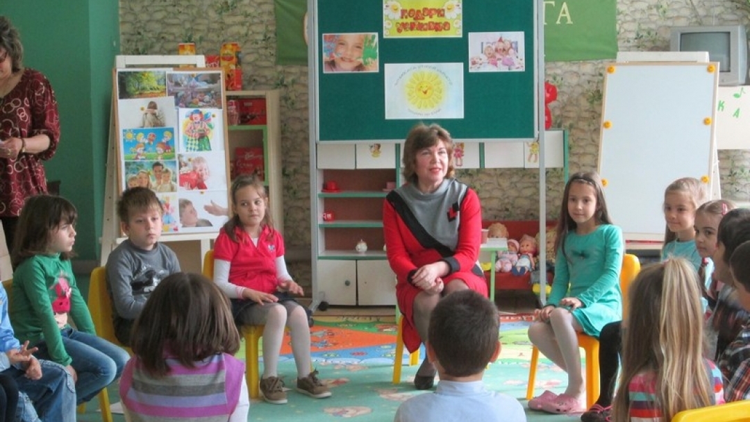 Деца от ЦДГ „Червената шапчица“ с урок „Подари усмивка“