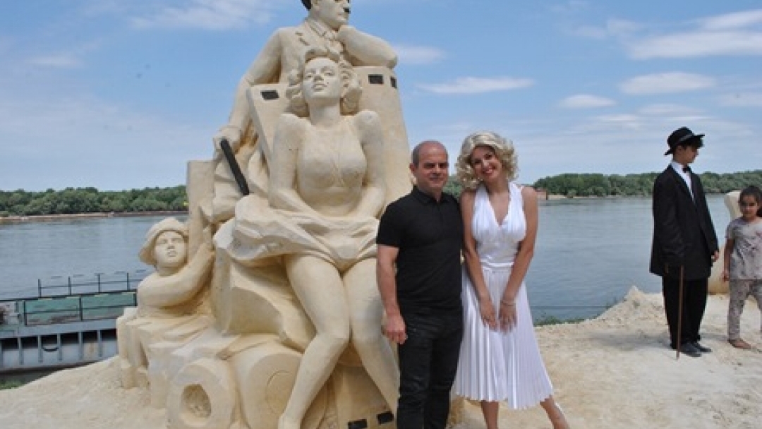 Кметът на Община Русе Пламен Стоилов получи ключа от първата алея на киното в Русе