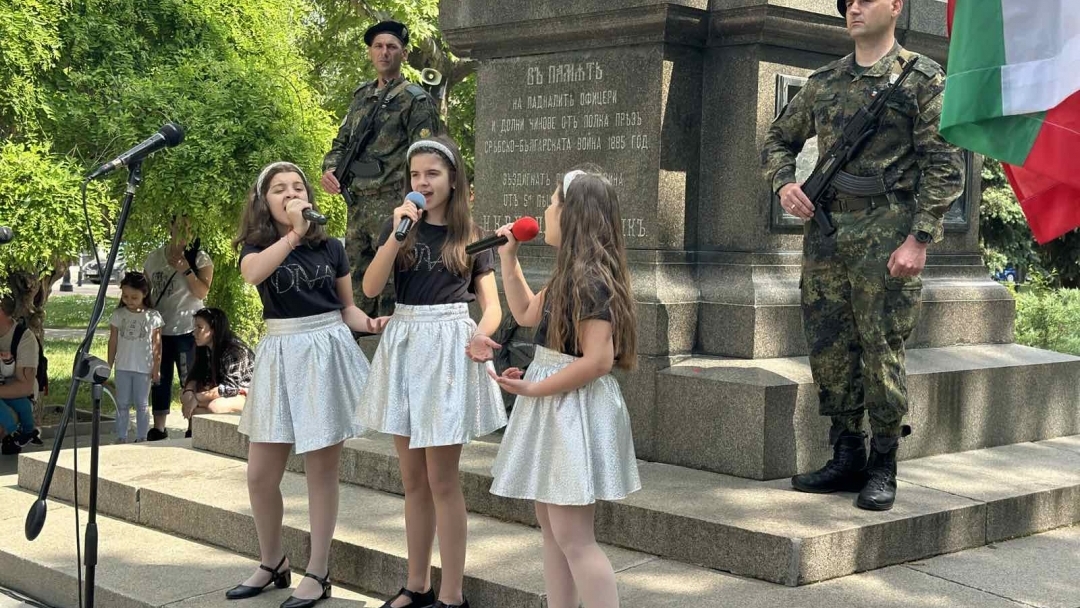 С тържествена церемония и благодарствен молебен бе отбелязан Празникът на Русе